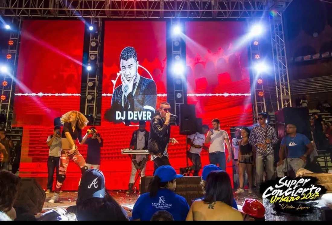 Show con DJ Dever en tarima roja