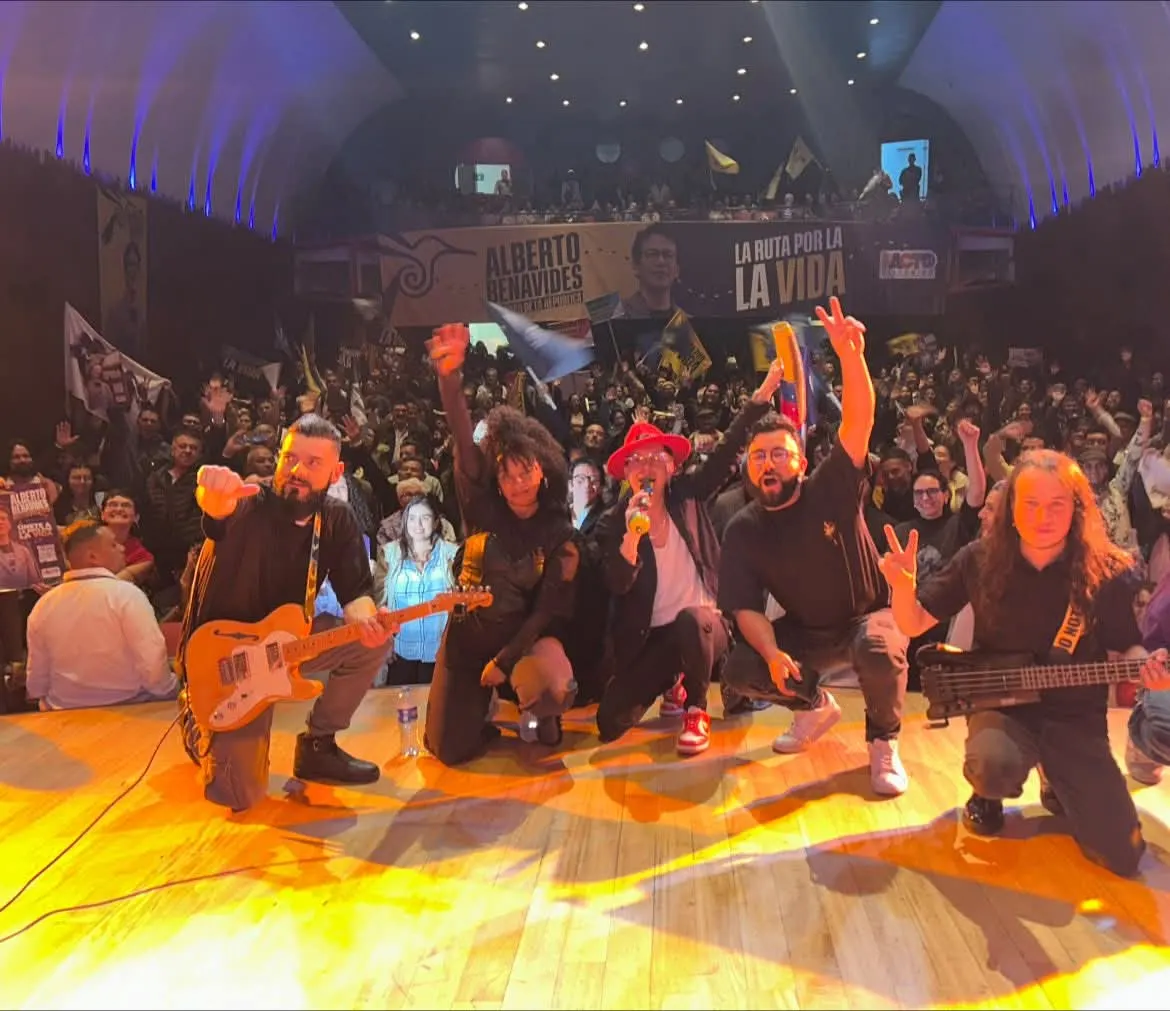 El Rocha y banda en tarima con público