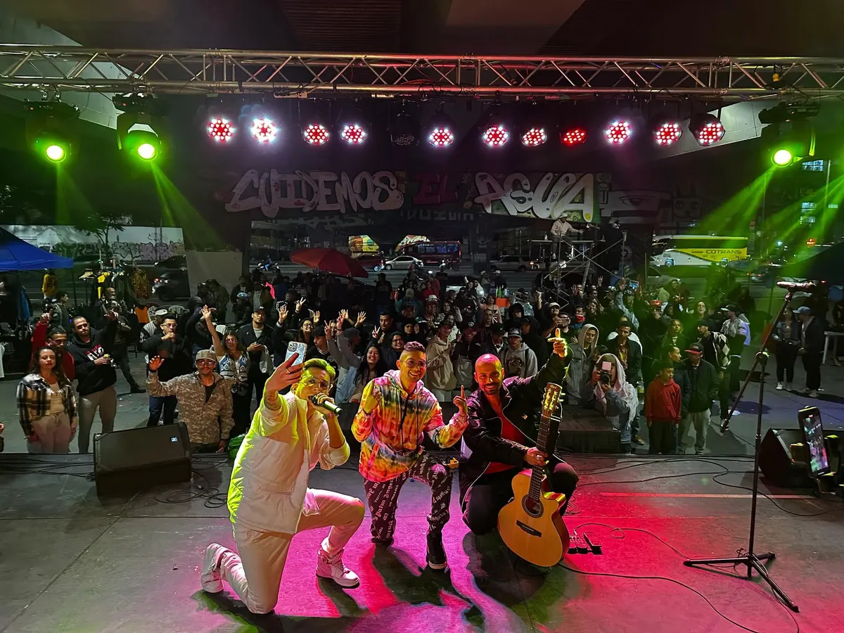 Show con luces de colores y multitud