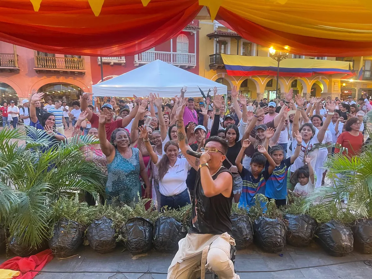 Público celebrando en una plaza con El Rocha