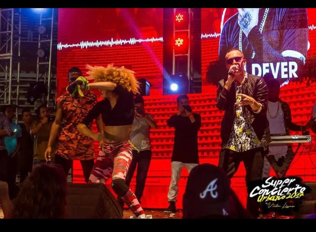 Show de El Rocha con bailarinas en tarima roja